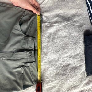 Luluemon Men's Pant - Green / Olive in 32 Waist